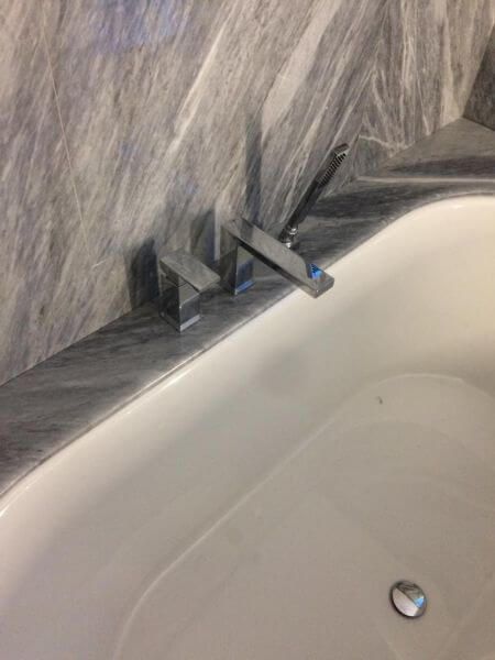 Akmens virsmas vannas istabai