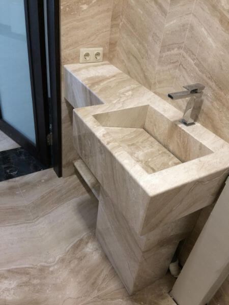 Akmens virsmas vannas istabai