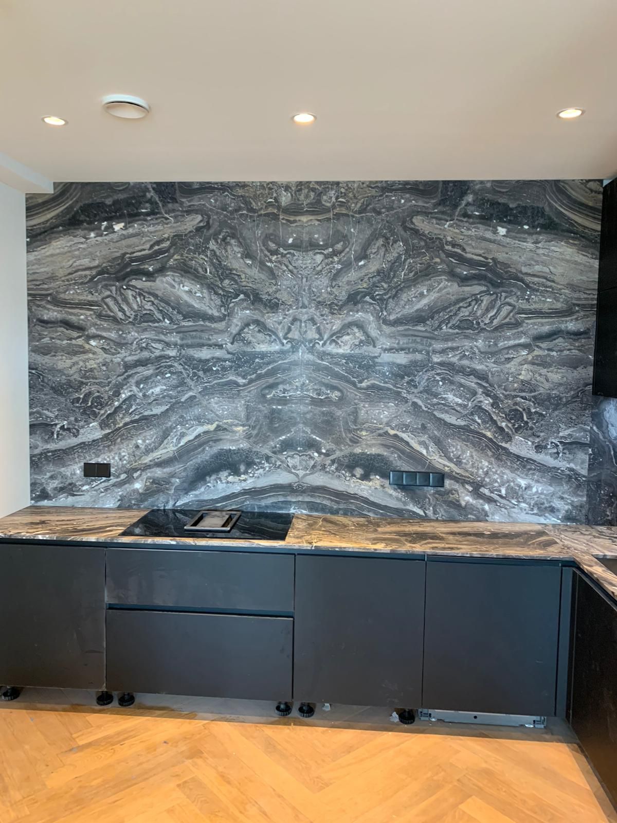 Akmens galda virsmas virtuvei