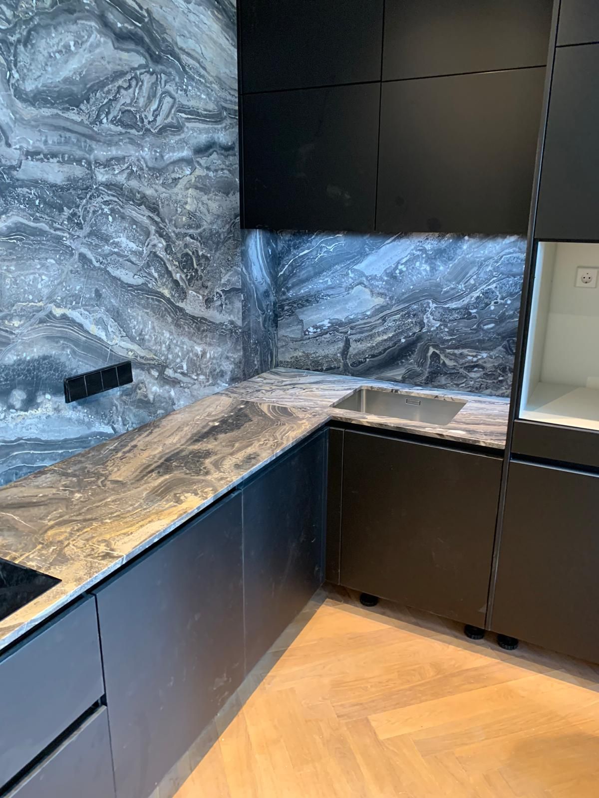 Akmens galda virsmas virtuvei