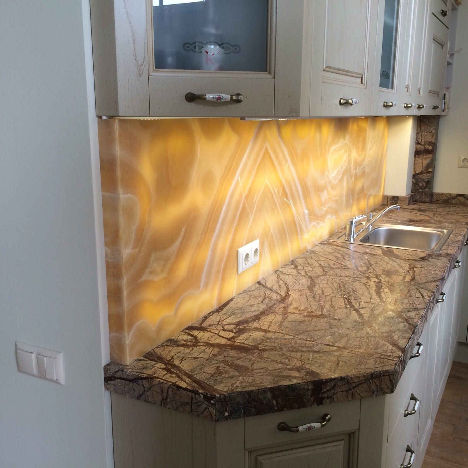 Akmens galda virsmas virtuvei