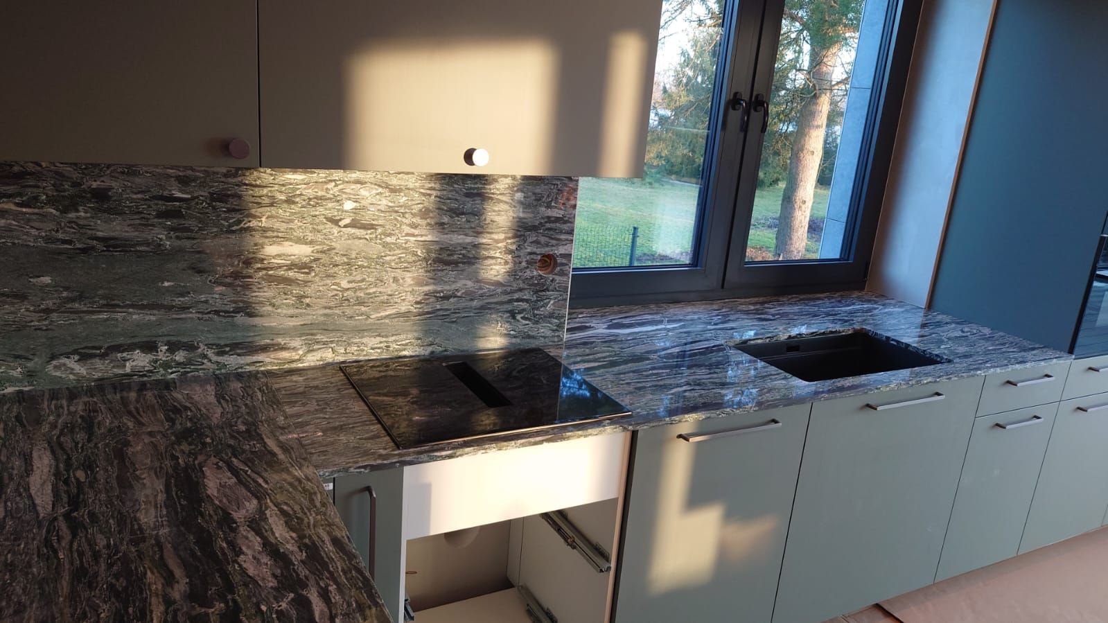 Akmens galda virsmas virtuvei