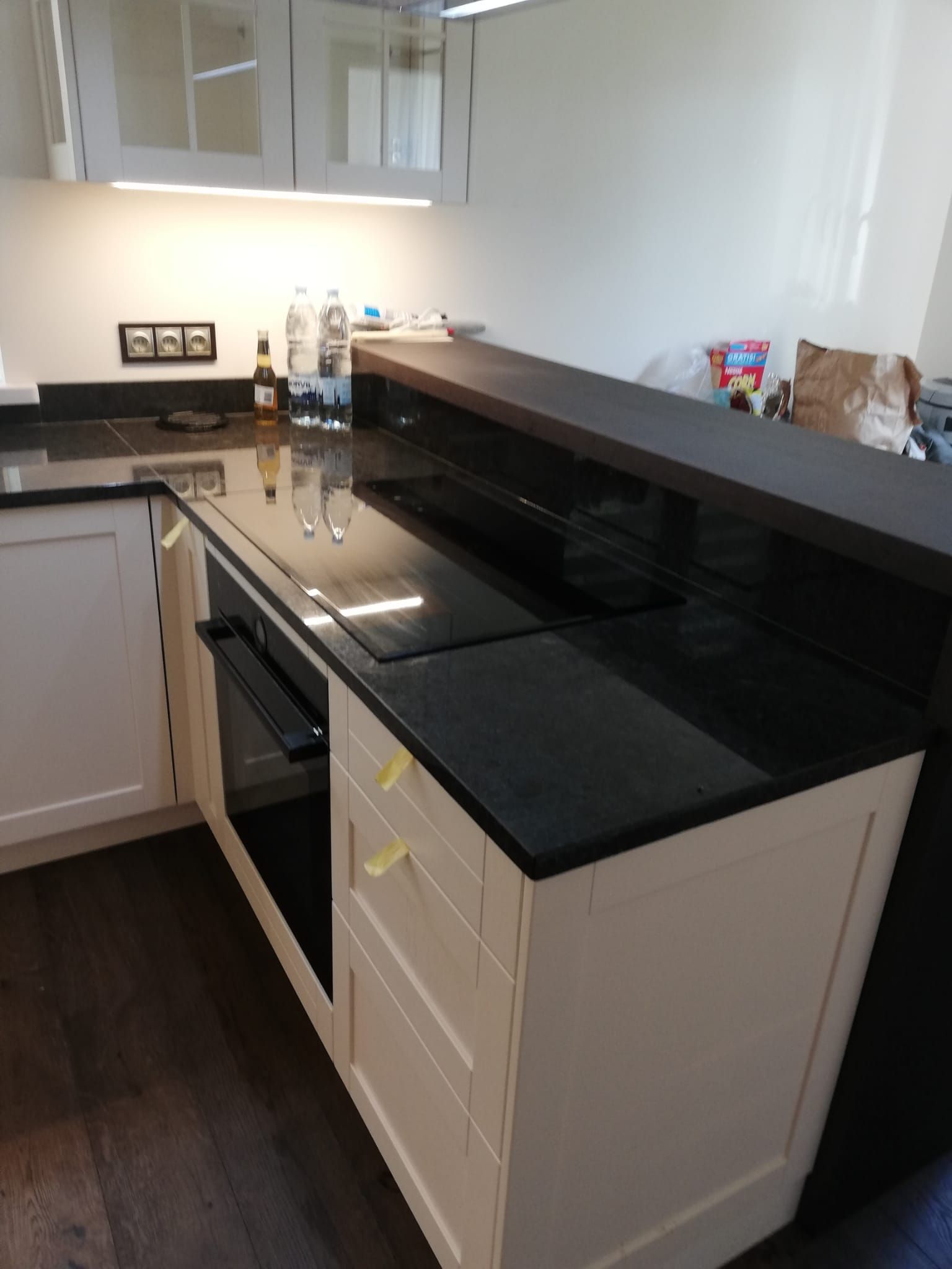 Akmens galda virsmas virtuvei