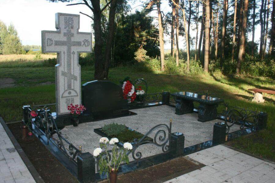 Мемориальные памятники и ансамбли из натурального камня