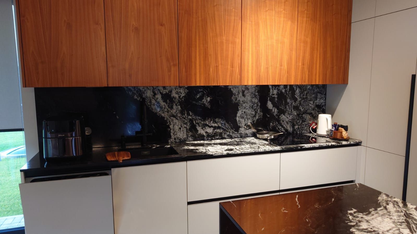 Kvarcīts Kalahari Black, Rīga |  