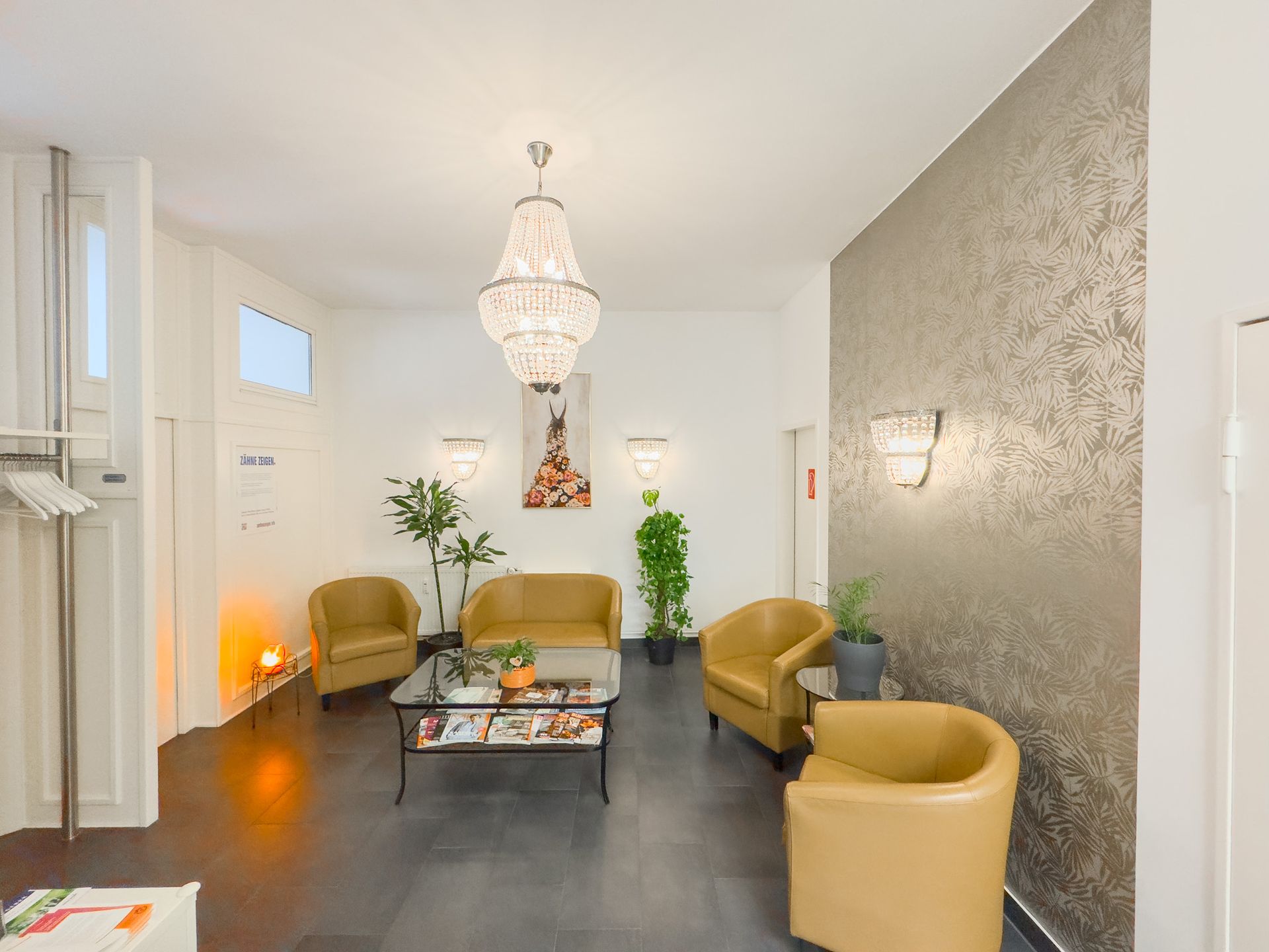 Heller, einladender Praxis-Wartebereich mit bequemen Sesseln und Pflanzendeko