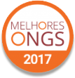 Emblema laranja com os dizeres "Melhores ONGS 2017" em texto branco e marrom.