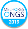 Emblema azul e branco com o texto "MELHORES ONGS 2019", indicando o prêmio de uma ONG de ponta.