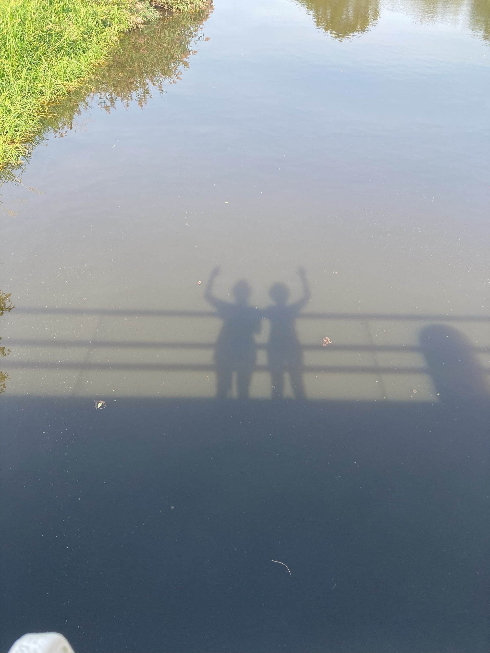 schaduw van twee mensen op een brug