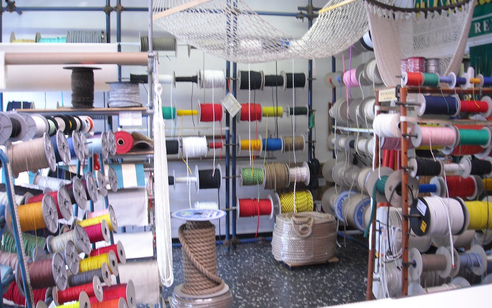 negozio con cotoni e corde