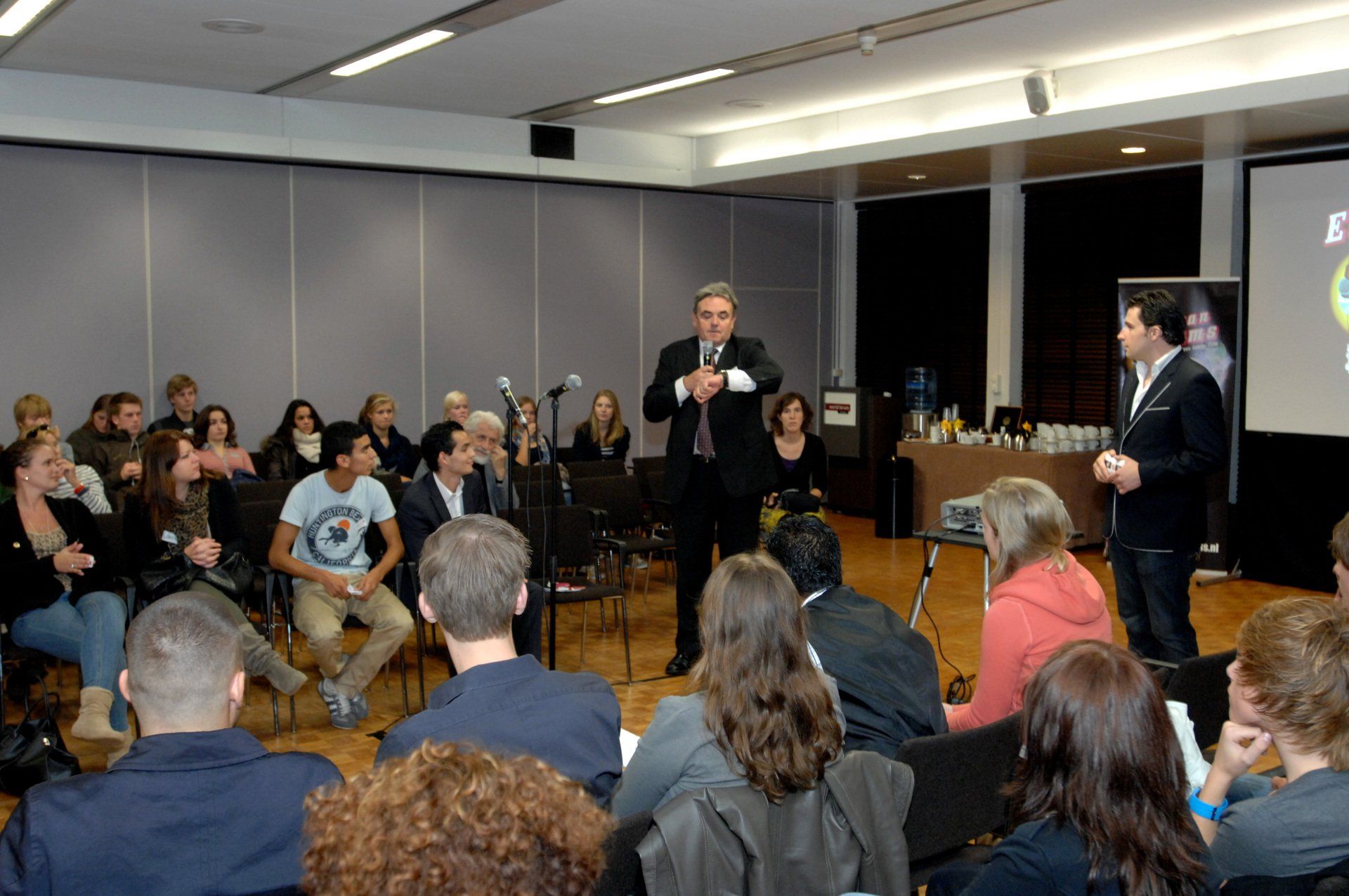 Modereren als dagvoorzitter en debatleider met Milo in het World Forum in Den Haag.