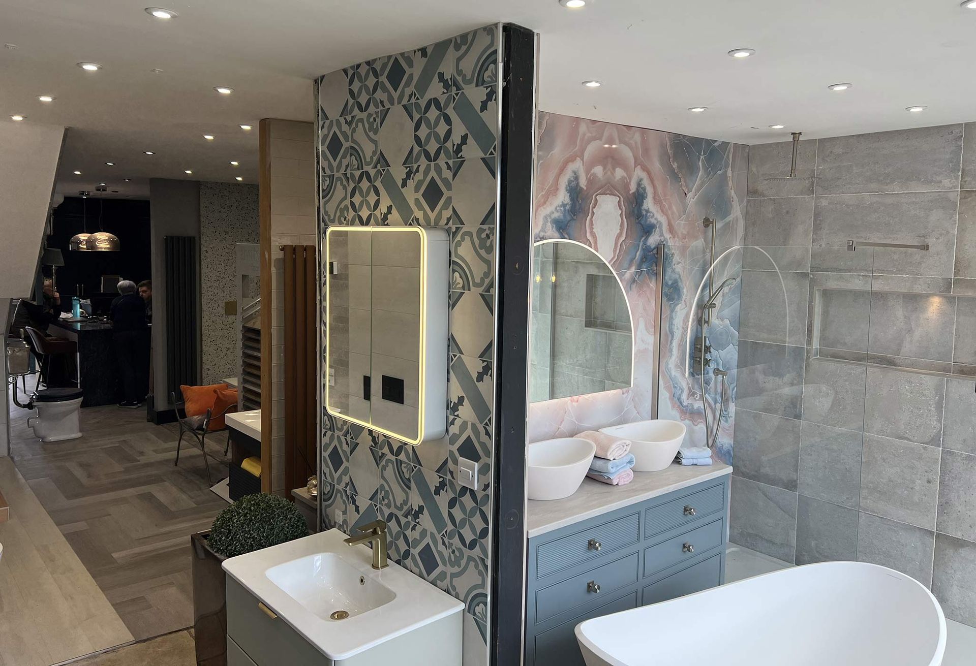 A bathroom with two sinks and a bathtub