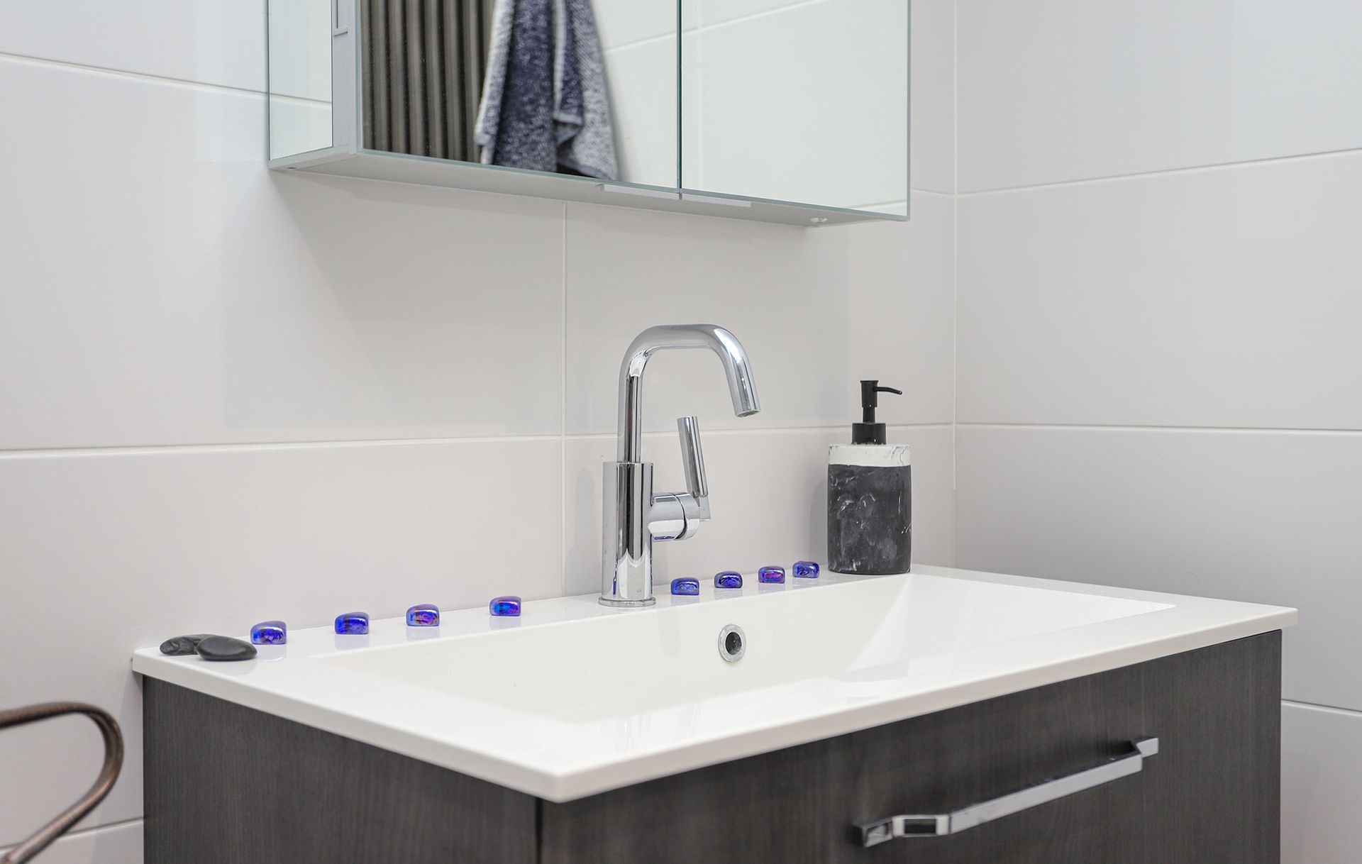 A bathroom with a sink and a mirror above it