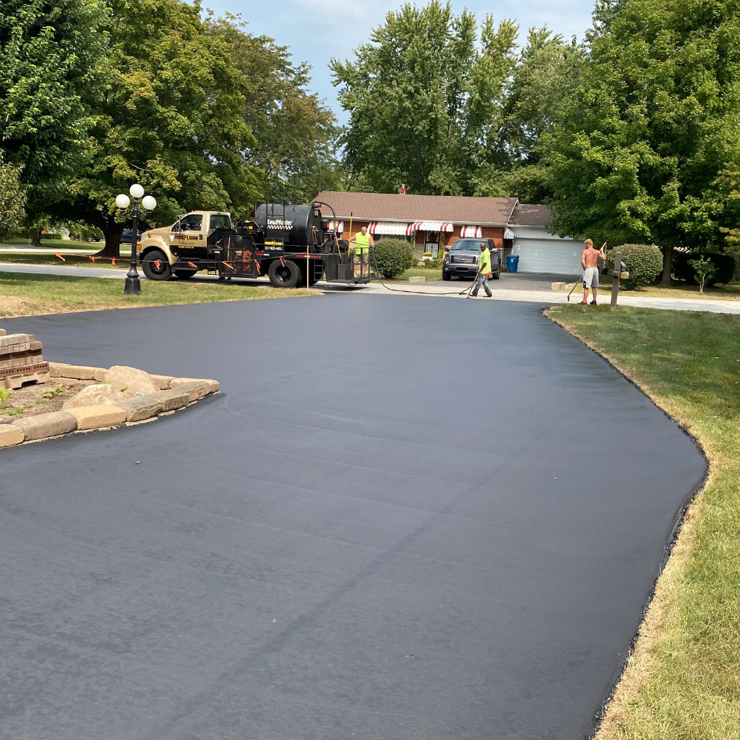 asphalt sealcoating and asphalt cracksealing