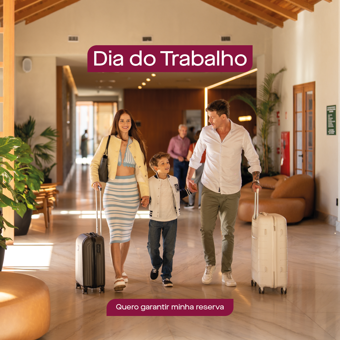 Uma faixa azul com a imagem de um playground em um parque.