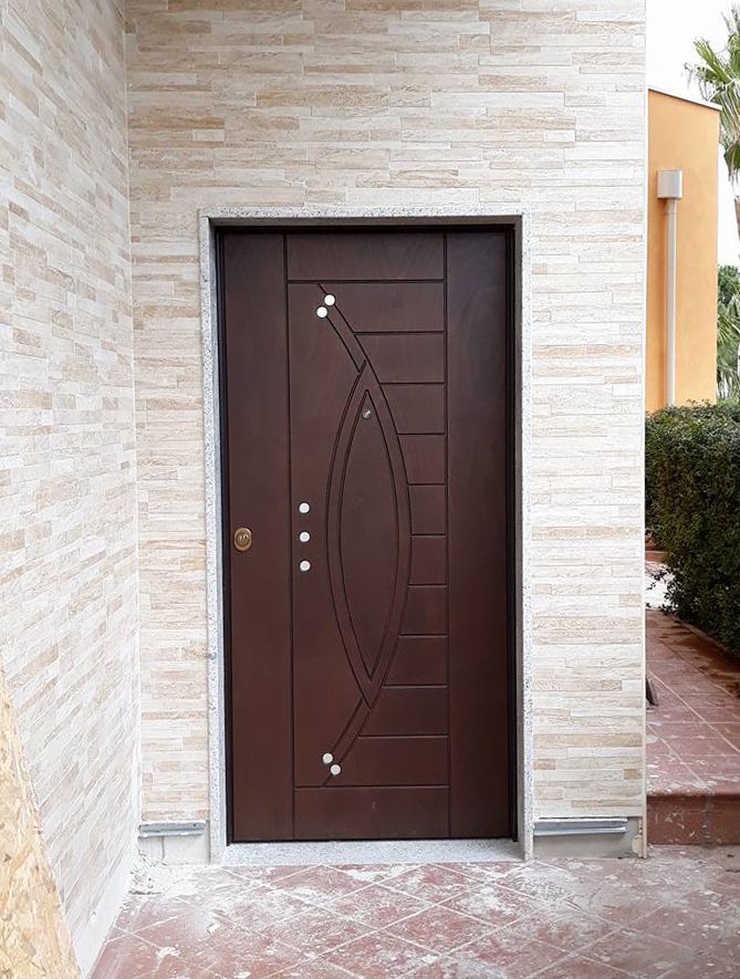 porta blindata con pannello marrone