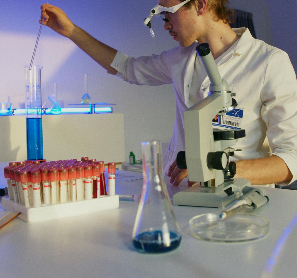 Una sala de exploración estéril y luminosa, con una silla blanca, un soporte médico cubierto con una tela