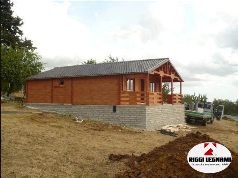 Casa in legno con base in pietra