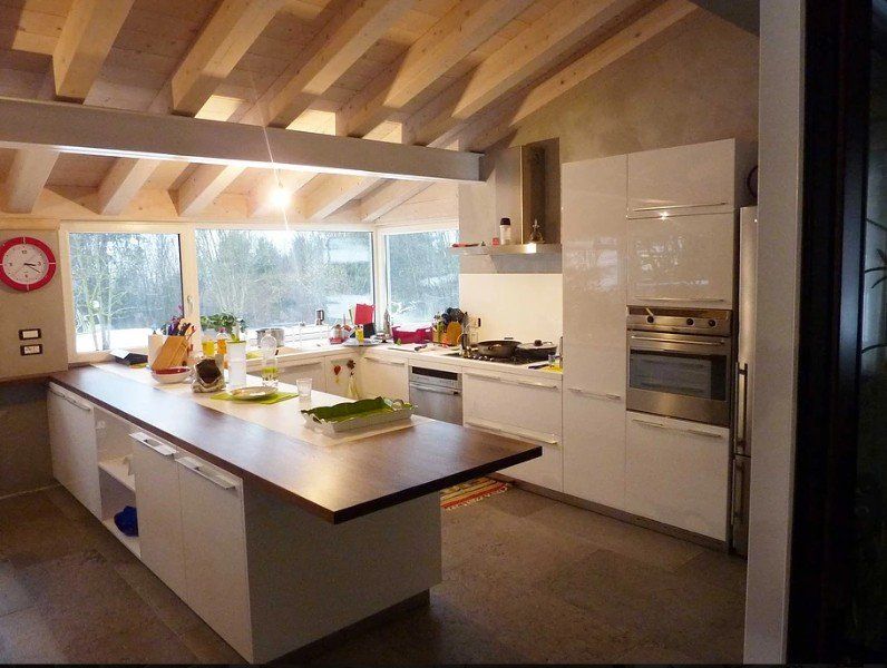Cucina in casa in legno