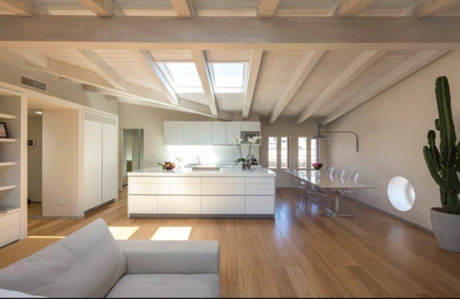 Interno illuminato casa in legno