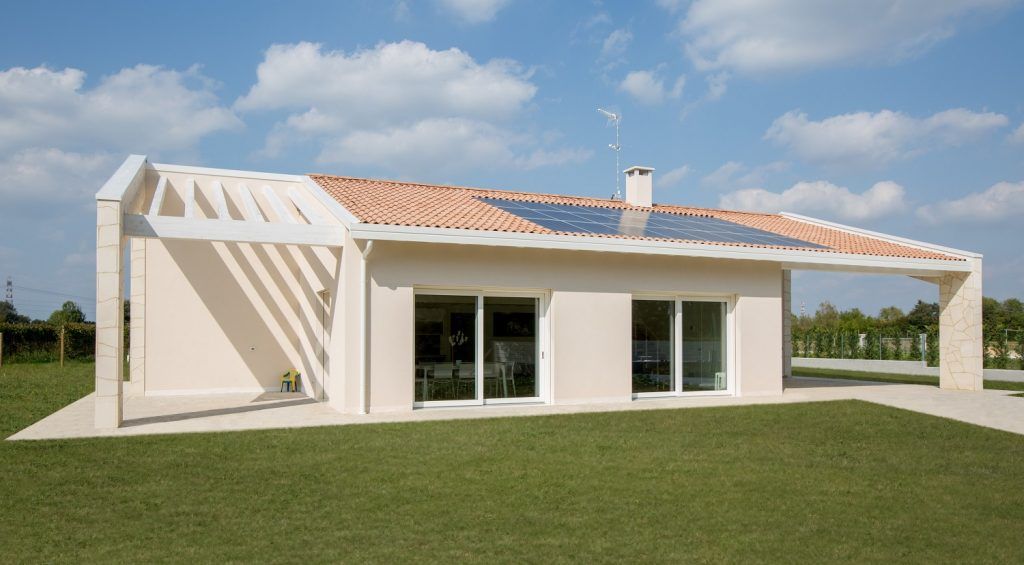 casa in legno con pannelli solari
