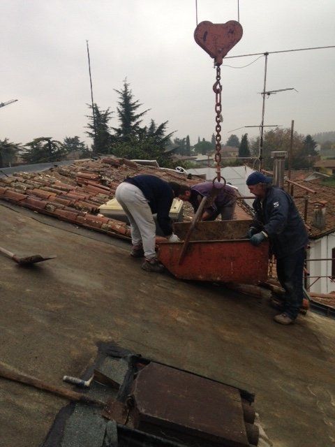 operai durante la rimozione di tegole