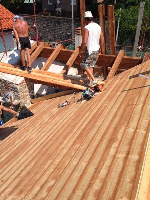 operai durante posa di un tetto