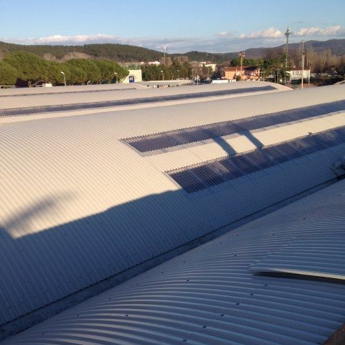edificio industriale con nuova copertura isolante