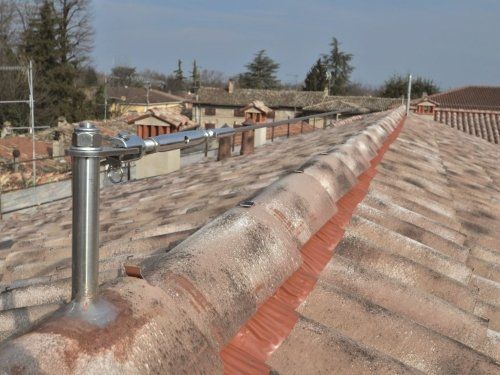 linea vita su tetto di una casa