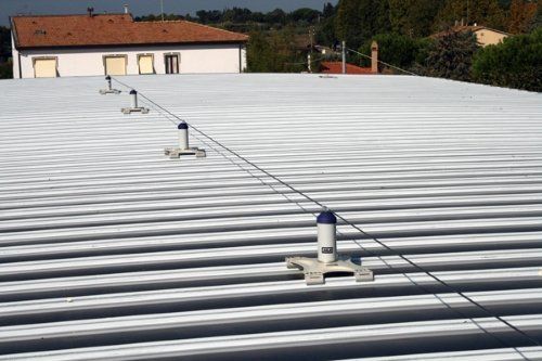 linea vita su tetto di un capannone