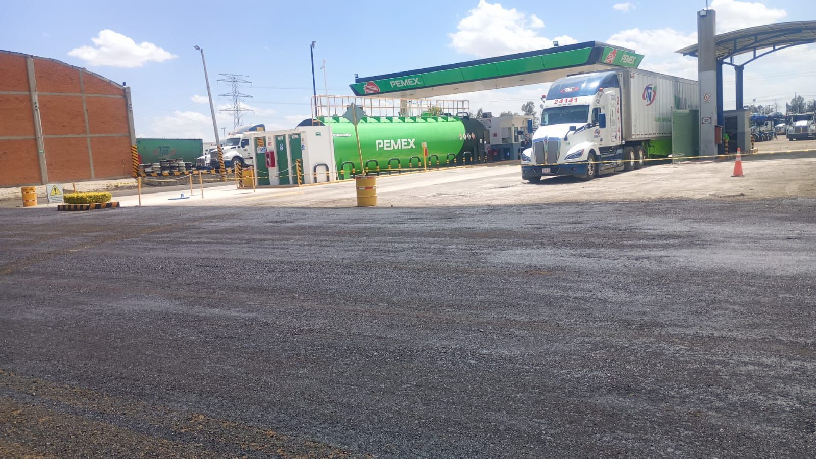 Planta de asfalto y flotilla de maquinaria lista para obra