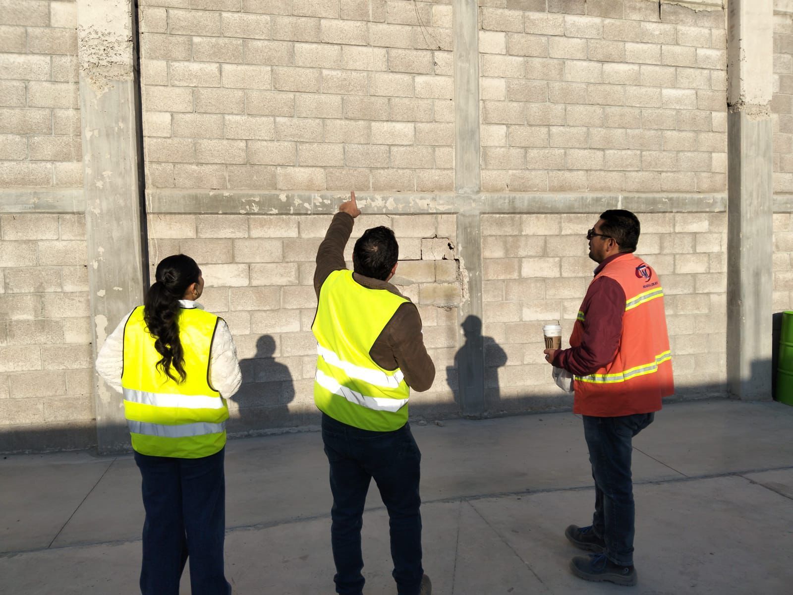 Equipo de pavimentación asfáltica trabajando en una vialidad industrial