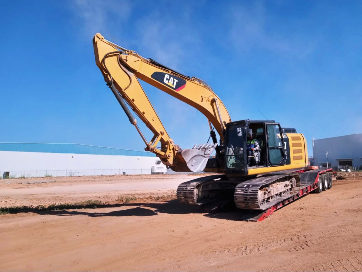 Maquinaria de terracería preparando una plataforma industrial