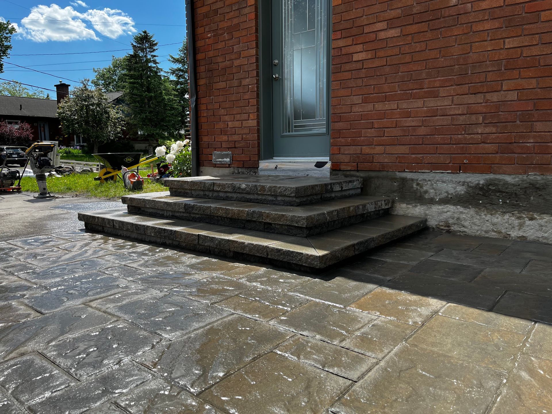 Une maison en brique avec des marches menant à la porte d'entrée.