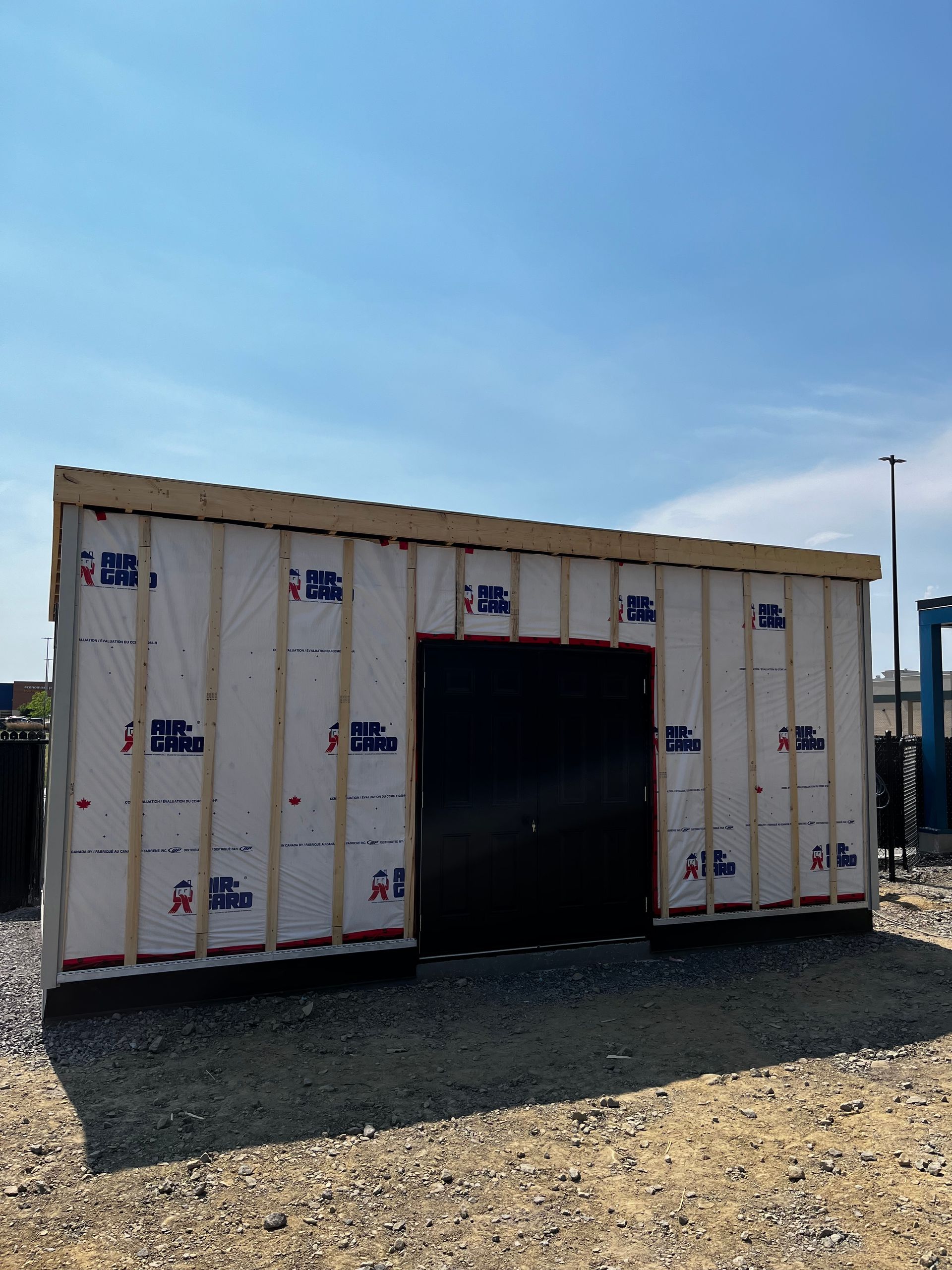 Un bâtiment qui a beaucoup d'isolation