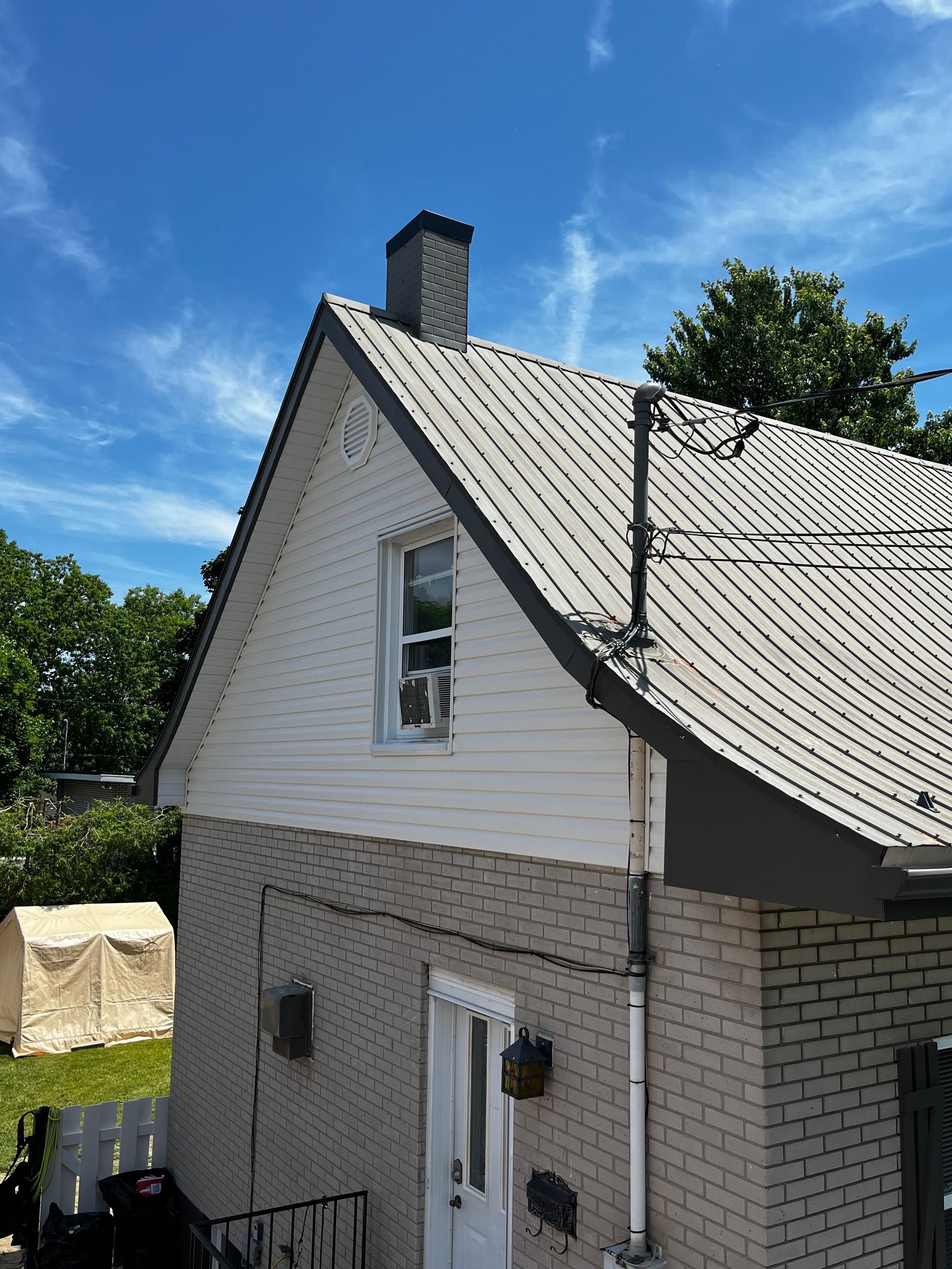 Une maison en brique avec une cheminée sur le toit