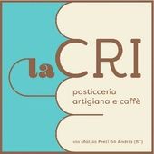 Logo per la pasticceria La Cri ad Andria, Italia: sfondo blu e beige, testo marrone.