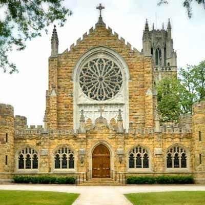 A living room filled with furniture and a ceiling fan.