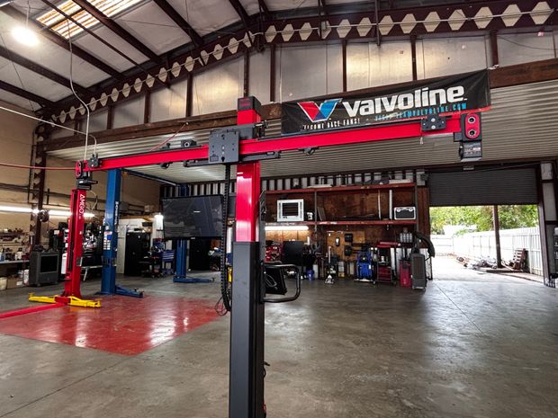 Engine Repair And Service Bay With Components | Expert Automotive Solutions