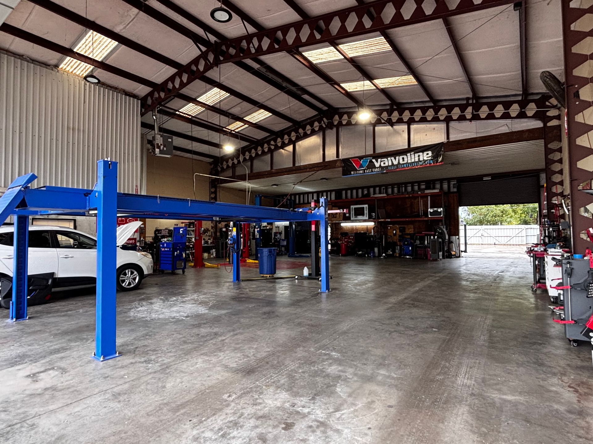 Front Desk And Waiting Room At Cleburne, TX N Main Location | Expert Automotive Solutions