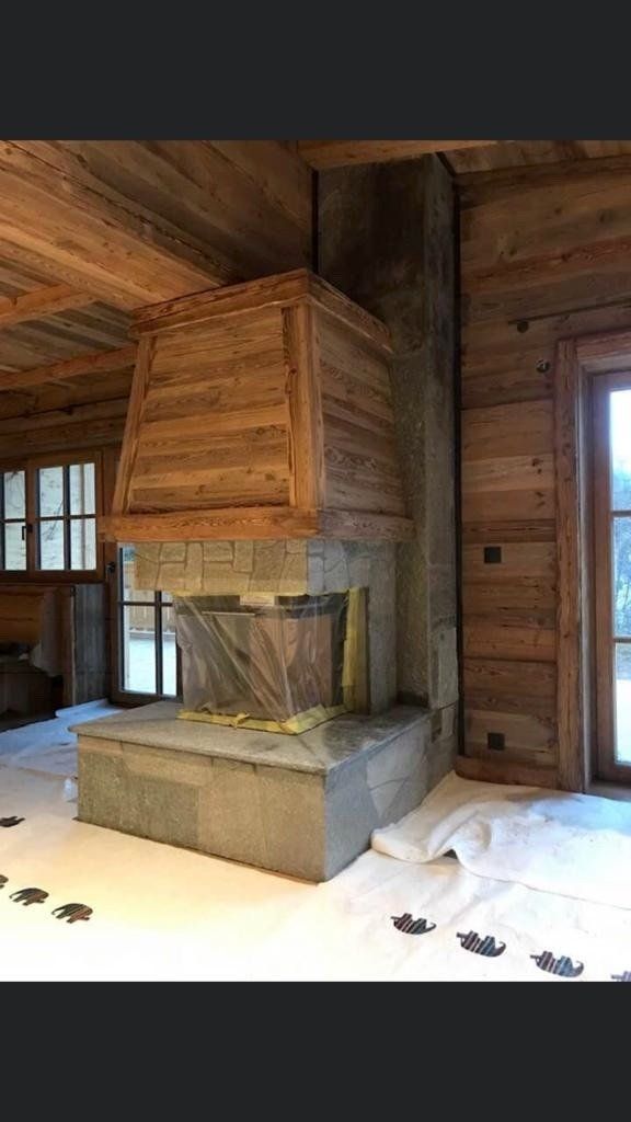 seitliche Ansicht - Kamin mit Gneis Polygonal Platten