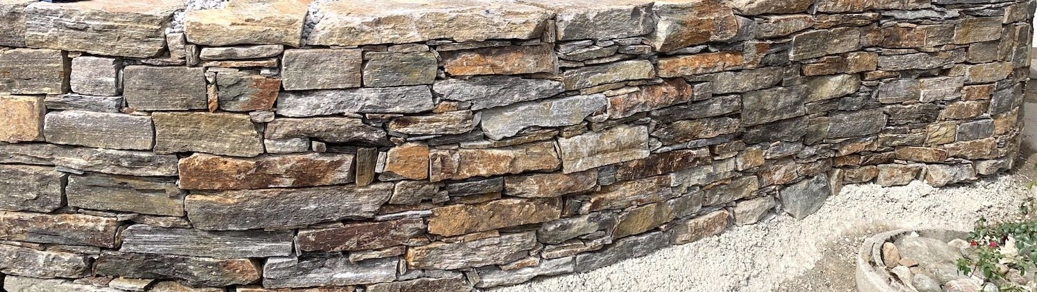 Trockenmauer aus Stainzer Hartgneis