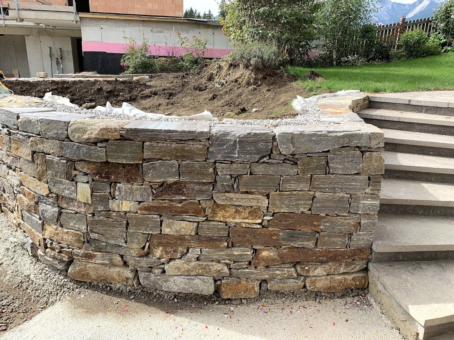 Trockenmauer aus Stainzer Hartgneis