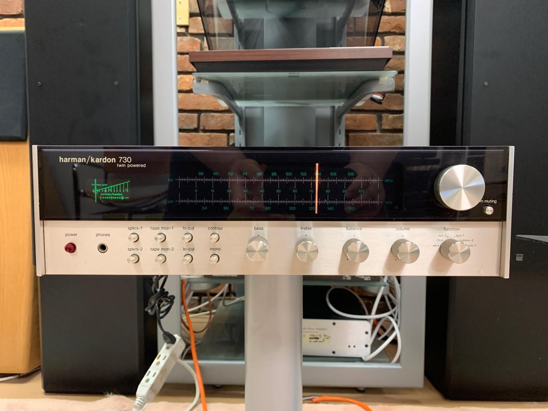 A harman kardon stereo receiver is sitting on a stand