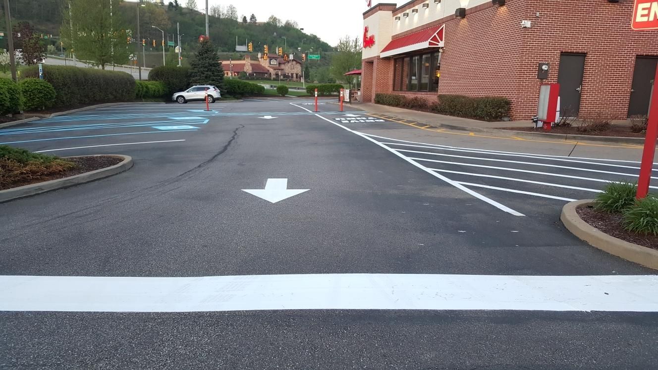 A parking lot with a white arrow pointing to the right