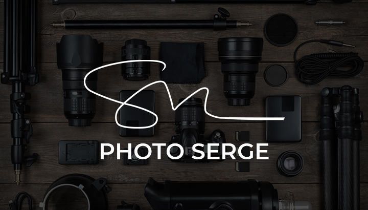 The logo for photo serge is on a wooden table