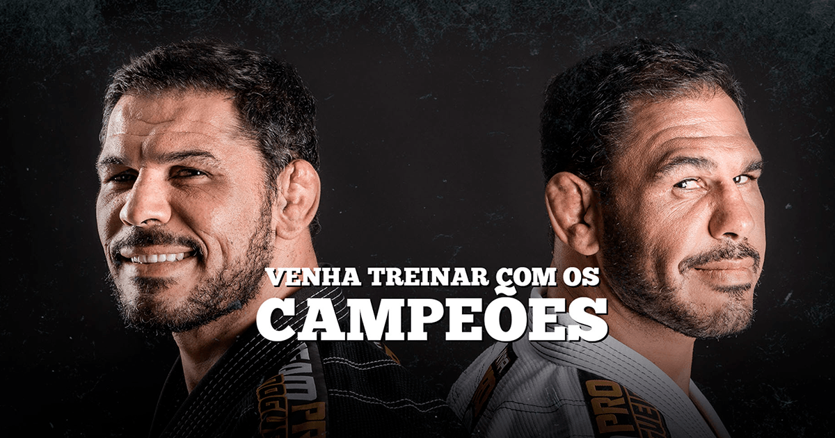 Dois homens estão um ao lado do outro em frente a um fundo preto.