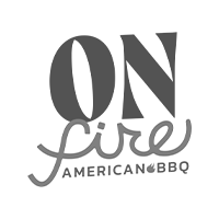 Um logotipo em preto e branco para um restaurante de churrasco americano.