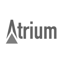 O logotipo do átrio é preto e branco e tem um triângulo no meio.