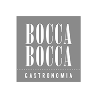 O logotipo do bacca bacca gastronomia é cinza e branco.